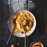 Die meisten Salate finde ich eher langweilig und reichen gerade so als Beiwerk zum Hauptgang. Aber von diesem Maissalat mit fruchtigen Nektarinen, Curry und saure Sahne Dressing, kann ich einfach nicht genug bekommen. Der darf auf keiner Grillparty fehlen. Und der ist garantiert in 15 Minuten fertig.