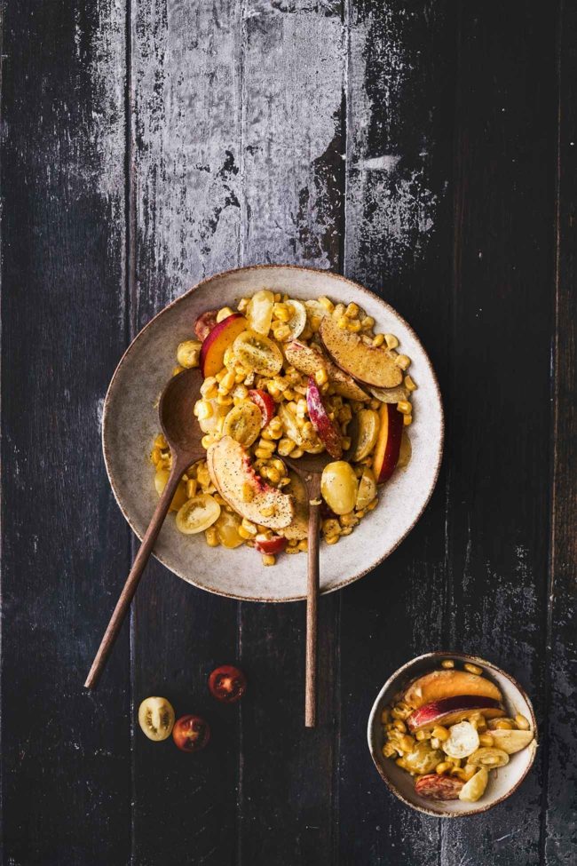 Die meisten Salate finde ich eher langweilig und reichen gerade so als Beiwerk zum Hauptgang. Aber von diesem Maissalat mit fruchtigen Nektarinen, Curry und saure Sahne Dressing, kann ich einfach nicht genug bekommen. Der darf auf keiner Grillparty fehlen. Und der ist garantiert in 15 Minuten fertig.