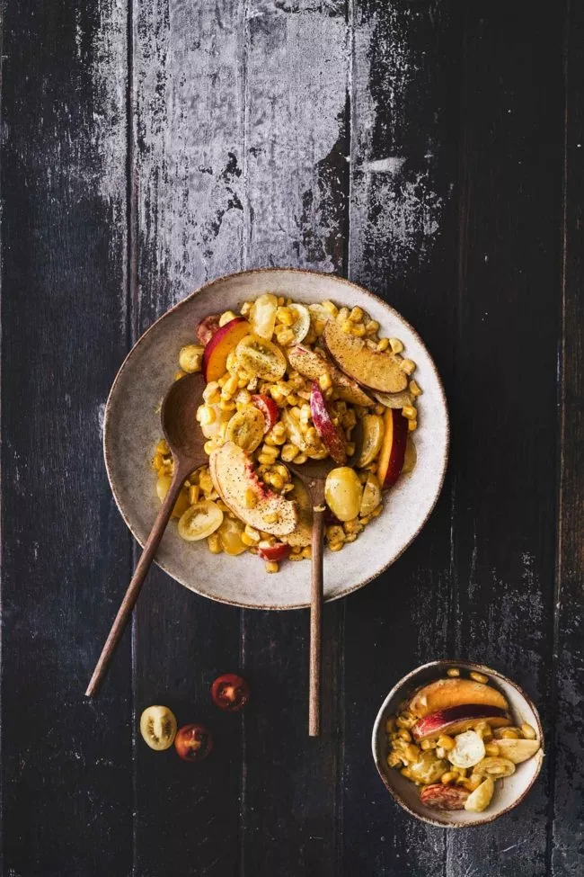 Die meisten Salate finde ich eher langweilig und reichen gerade so als Beiwerk zum Hauptgang. Aber von diesem Maissalat mit fruchtigen Nektarinen, Curry und saure Sahne Dressing, kann ich einfach nicht genug bekommen. Der darf auf keiner Grillparty fehlen. Und der ist garantiert in 15 Minuten fertig.