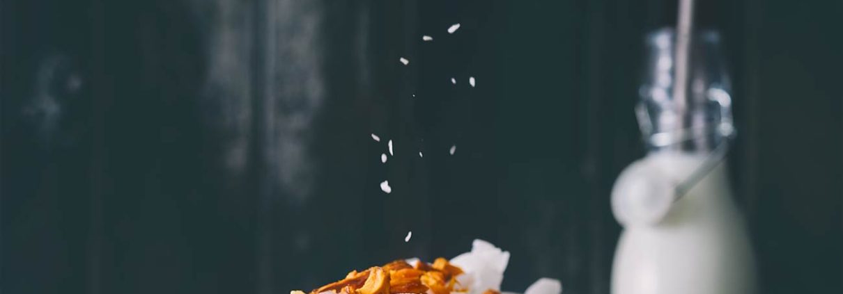 Kastenkuchen sind langweilig? Nicht mit mir! Hätte ich gewusst, wie lecker getrocknete Mangostückchen in Kuchen sein kann, hätte ich diesen Kuchen schon viel eher gebacken. Tropical Feeling inklusive.
