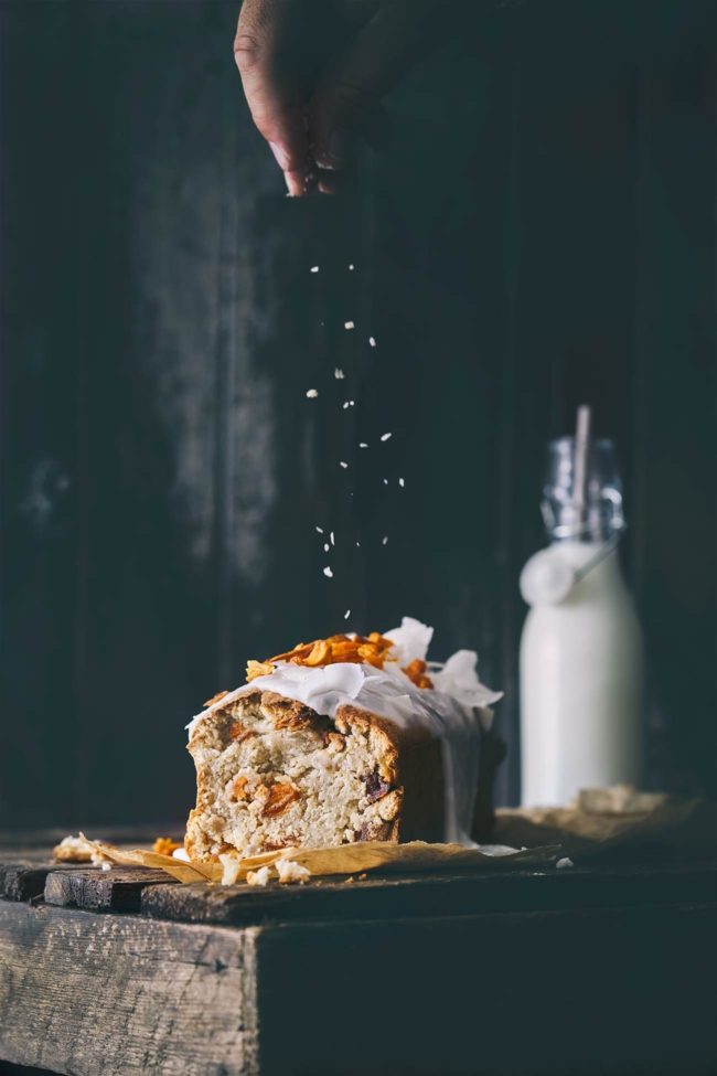 Kastenkuchen sind langweilig? Nicht mit mir! Hätte ich gewusst, wie lecker getrocknete Mangostückchen in Kuchen sein kann, hätte ich diesen Kuchen schon viel eher gebacken. Tropical Feeling inklusive.