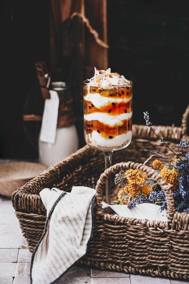 Ein Dessert zum Wochenende? Kokosnuss, Mascarpone-Creme und die erfrischende Säure der Maracujas. Hört sich nicht so schlecht an, oder? Und mit dem betörenden Duft der Maracuja weckt dieses Dessert fast alle Sinne.