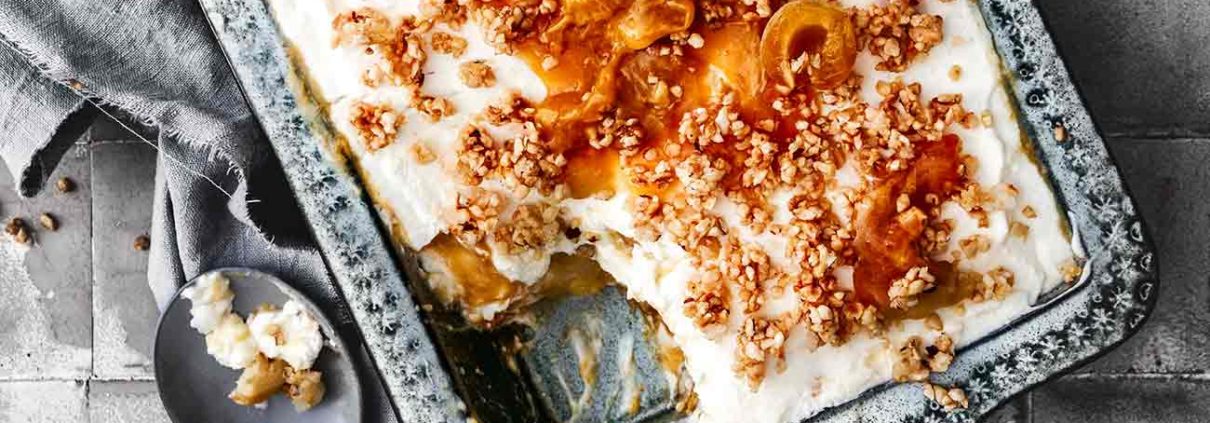 Ich musste dieses Rezept einfach jetzt hier zwischenschieben, denn das Tiramisu war einfach göttlich. Viel zu viele Mirabellen aus dem Garten warteten darauf verarbeitet zu werden. Aber zu was? Ganz genau. Tiramisu. Den Mascarpone ersetzen wir durch eine leichte Joghurtcreme und die Löffelbiskuits tränken wir in aromatischen Lillet. Dazu karamellisierte Haselnüsse…so toll.
