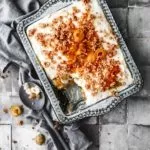 Ich musste dieses Rezept einfach jetzt hier zwischenschieben, denn das Tiramisu war einfach göttlich. Viel zu viele Mirabellen aus dem Garten warteten darauf verarbeitet zu werden. Aber zu was? Ganz genau. Tiramisu. Den Mascarpone ersetzen wir durch eine leichte Joghurtcreme und die Löffelbiskuits tränken wir in aromatischen Lillet. Dazu karamellisierte Haselnüsse…so toll.