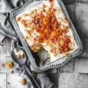 Ich musste dieses Rezept einfach jetzt hier zwischenschieben, denn das Tiramisu war einfach göttlich. Viel zu viele Mirabellen aus dem Garten warteten darauf verarbeitet zu werden. Aber zu was? Ganz genau. Tiramisu. Den Mascarpone ersetzen wir durch eine leichte Joghurtcreme und die Löffelbiskuits tränken wir in aromatischen Lillet. Dazu karamellisierte Haselnüsse…so toll.