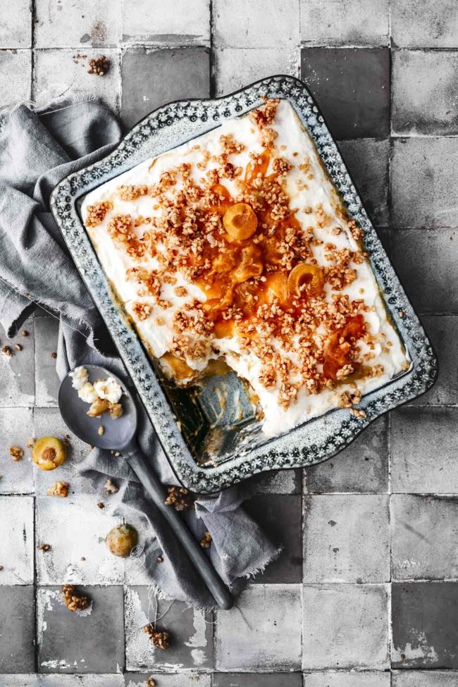 Ich musste dieses Rezept einfach jetzt hier zwischenschieben, denn das Tiramisu war einfach göttlich. Viel zu viele Mirabellen aus dem Garten warteten darauf verarbeitet zu werden. Aber zu was? Ganz genau. Tiramisu. Den Mascarpone ersetzen wir durch eine leichte Joghurtcreme und die Löffelbiskuits tränken wir in aromatischen Lillet. Dazu karamellisierte Haselnüsse…so toll.