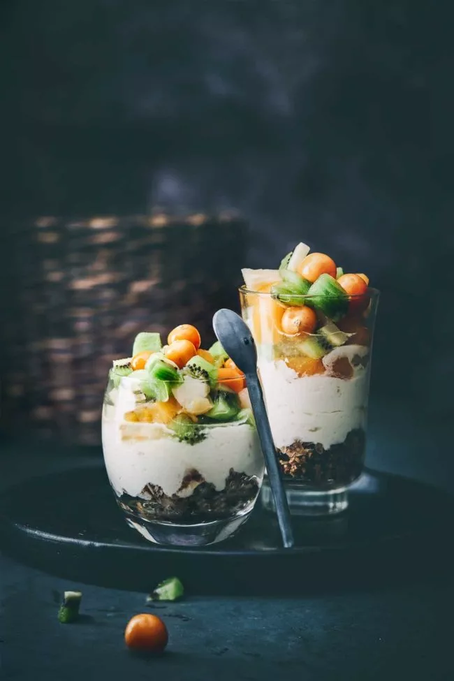Durch meine Arbeit als Autor und Fotograf sammeln sich im Sommer mindestens einmal die Woche ein paar einzelne Früchtchen an, die es zwar auf unzähligen Fotos, aber nicht auf den Teller geschafft haben. Schließlich brauchen die Speisen auf den Fotos immer etwas Dekoration, am liebsten essbare. Und so gibt es einmal die Woche einen großen Obstsalat um so liegengebliebenes Obst zu verwerten. Gestern gab es den Obstsalat auf einem Cheesecake im Glas mit Dattel-Mandel Boden. Der absolute Knaller.