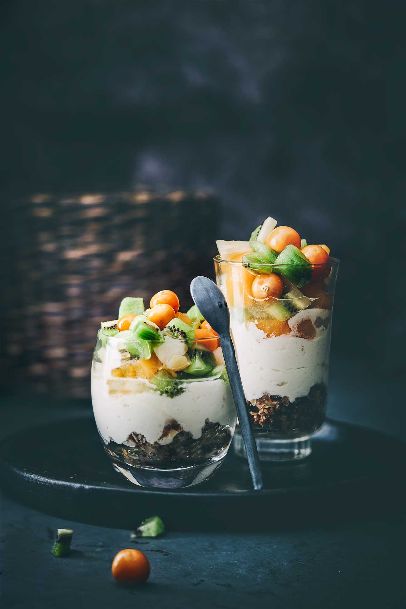 Durch meine Arbeit als Autor und Fotograf sammeln sich im Sommer mindestens einmal die Woche ein paar einzelne Früchtchen an, die es zwar auf unzähligen Fotos, aber nicht auf den Teller geschafft haben. Schließlich brauchen die Speisen auf den Fotos immer etwas Dekoration, am liebsten essbare. Und so gibt es einmal die Woche einen großen Obstsalat um so liegengebliebenes Obst zu verwerten. Gestern gab es den Obstsalat auf einem Cheesecake im Glas mit Dattel-Mandel Boden. Der absolute Knaller. 