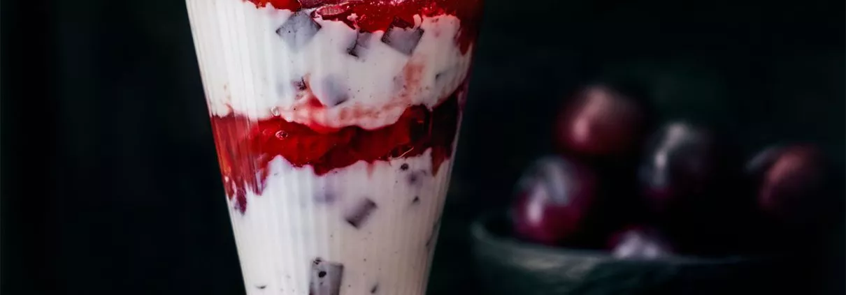 Ich sabbere jetzt schon wieder, wenn ich mir vorstelle, wie sich im Mund die kalte Stracciatella Creme mit den knackigen Schokoladenstückchen und den warmen Pflaumen verbunden hat
