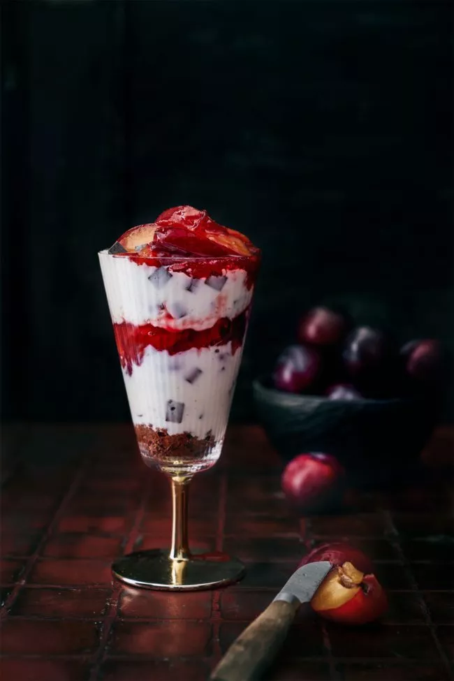 Ich sabbere jetzt schon wieder, wenn ich mir vorstelle, wie sich im Mund die kalte Stracciatella Creme mit den knackigen Schokoladenstückchen und den warmen Pflaumen verbunden hat