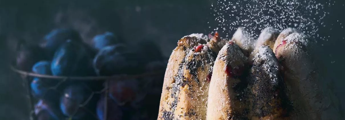 Ich liebe die 3 Monate im Jahr an denen hier auf dem Land die Bäume voller saftiger Zwetschgen hängen. Und da wir mitten in der Saison stecken, musste ich gestern diesen saftigen Hefe-Mohnkuchen backen. Saftig (durch die Zwetschgen) und innen schön feucht (durch ein wenig Sahne im Teig).