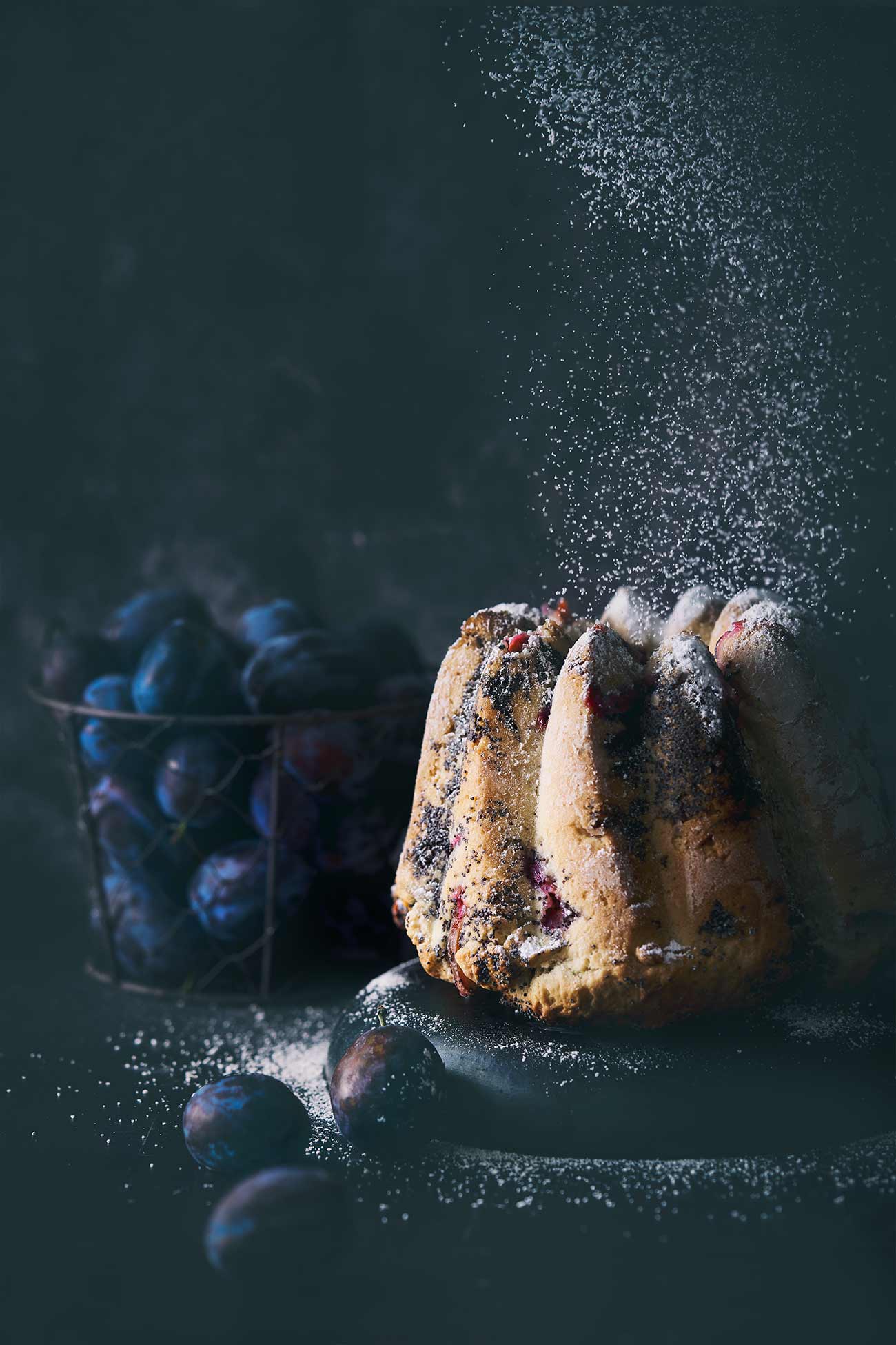 Ich liebe die 3 Monate im Jahr an denen hier auf dem Land die Bäume voller saftiger Zwetschgen hängen. Und da wir mitten in der Saison stecken, musste ich gestern diesen saftigen Hefe-Mohnkuchen backen. Saftig (durch die Zwetschgen) und innen schön feucht (durch ein wenig Sahne im Teig). 