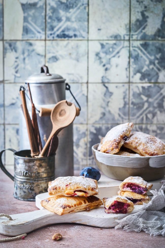 Diese kleinen Quarktaschen sind meine Lieblings-Last-Minute Gebäckstücke. Sie sind schnell, einfach und vor allem liebt sie jeder! Blätterteig, cremiger Quark und Pflaumenwürfel, alles zusammen gebacken, um die perfekte Quarktasche zu kreieren.
