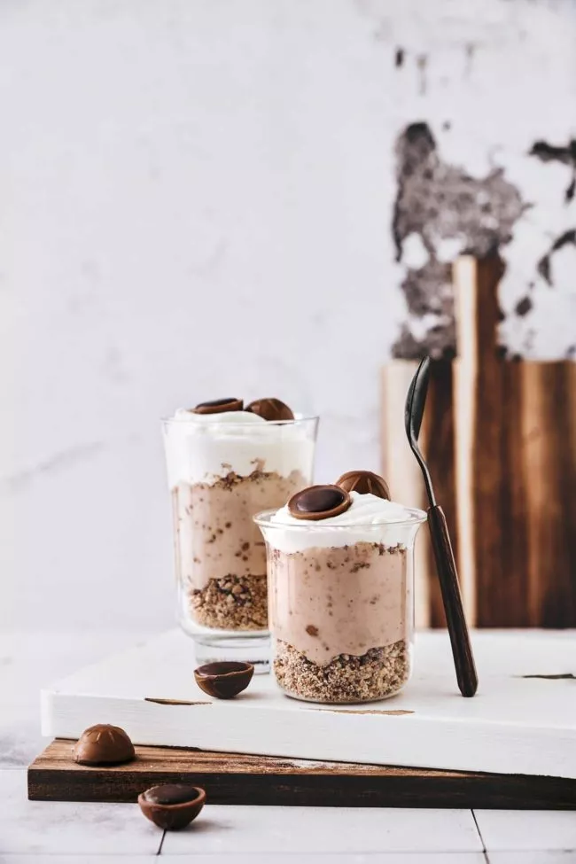 Ein Genuss. Wirklich jetzt. Ich weiß, dass man sein eigens Essen nicht so umjubeln soll (von wegen Anstand und so) aber bei dem Dessert mache ich gerne eine Ausnahme. Und wer sich daran stört, dass ich das Dessert als „lecker, unglaublich gut“ und „gelungen“ bezeichne, der möge sich einen Löffel voll Toffifee-Creme in den Mund stecken.