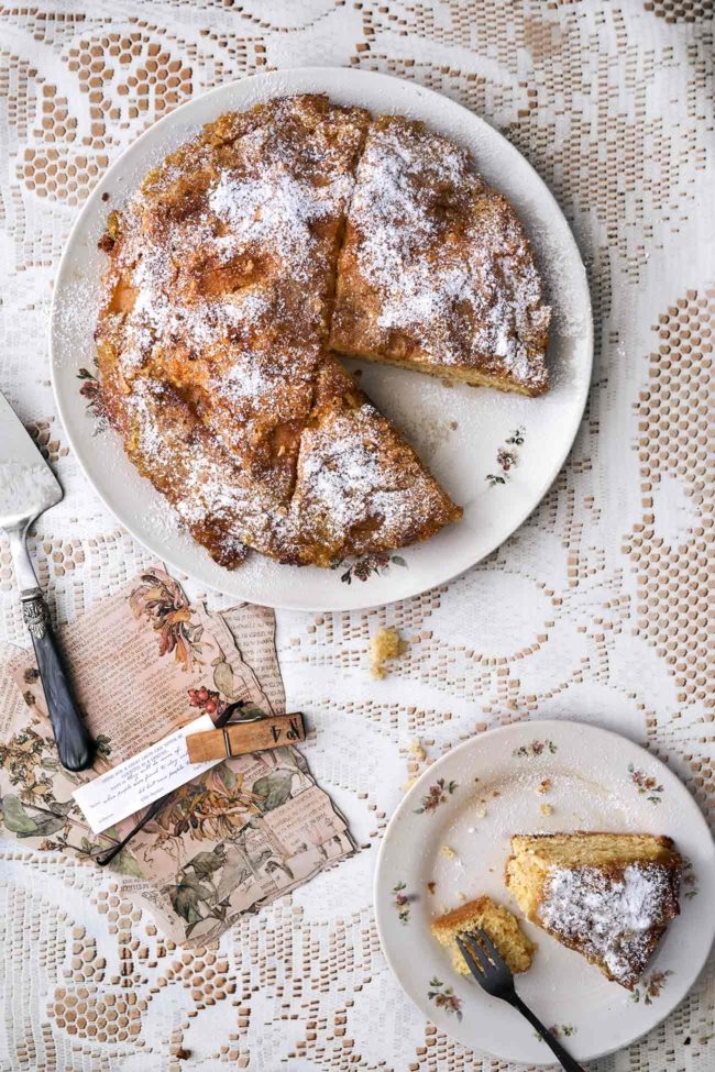 Omas Mandel-Apfelkuchen mit Vanillekruste Grandma's almond apple pie with vanilla crust Innen schön fluffig, mit fruchtigen Äpfeln und eine knackige Vanille-Mandelkruste. So muss der Apfelkuchen von der Oma sein. Mit viel „guter Butter“ und frischen Eiern von freilaufenden Hühnern. 1 Springform 24 cm 430 g Mehl 1 Pck. Backpulver 100 g gehackte Mandeln 6 Eier 300 g Zucker 8 EL Milch 2 Äpfel, geschält, entkernt und in Scheiben geschnitten 200 g Butter 2 EL Vanilleextrakt Puderzucker, zum Bestäuben Backofen auf 180 Grad Ober-Unterhitze vorheizen und die Springform einfetten. Mehl, Backpulver und 50 g Mandeln vermengen. 4 Eier mit 100 g Zucker schaumig schlagen, Mehlmischung und Milch unterrühren. Teig in die Form füllen, glatt streichen und die Apfelscheiben darauf verteilen und leicht in den Teig drücken. Im Ofen 20 Minuten backen. Butter schmelzen und mit dem restlichen Zucker, Vanille und Eier verrühren. Masse über den Kuchen gießen, restliche Mandeln darüber streuen und nochmals 20 Minuten backen. Abkühlen lassen und mit Puderzucker bestäuben.