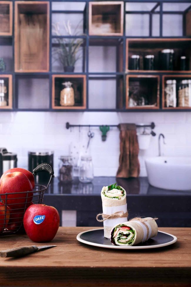 BLOG Apfel-Wrap Für 1 Portion Perfektes Pausenbrot…also, eher ein Pausen-Wrap. Fruchtiger Apfel, frische Gurke und knackiger Stangensellerie sind hier die leckeren Geschmacksgeber. Ein erfrischender Snack für die Pause. 1 Wrap ½ Minigurke 1 JAZZ™ Apfel ½ Stangensellerie Etwas Zitronensaft 1 Handvoll gemischte Salatblätter 2 TL Frischkäse Gurke halbieren und in dünne Scheiben schneiden. JAZZ™ Apfel vierteln, entkernen und in dünne Scheiben schneiden.  Sellerie halbieren und schräg in dünne Scheiben schneiden. Zitronensaft mit den Apfelscheiben vermengen. Wrap mit Frischkäse bestreichen, Salat darauf verteilen. Gemüse und Apfelscheiben darauf verteilen und fest einrollen. In zwei Hälften schneiden. Der JAZZ™ Apfel (Link zu https://jazzapple.com/eu/de/) eignet sich nicht nur aufgrund seines Nährstoff-Gehaltes zum perfekten Pausensnack, sondern auch weil er so lange frisch und knackig bleibt. Somit ist er einfach richtig gut geeignet für die Butterbrotdose. Und der spritzig-süße Geschmack überzeugt einfach jeden. INSTAGRAM VERLOSUNG I Apfel-Wrap Für 1 Portion Ich habe heute nicht nur ein Rezept für ein perfektes Pausenbrot (also, eher ein Wrap) im „Gepäck“, sondern auch eine tolle Verlosung zum Start in das neue Schuljahr. Du kannst 1 von 5 JAZZ – Rucksäcken gewinnen, gefüllt mit Mäppchen, Stifte-Set mit Spitzer und USB-Stick. Wie du gewinnen kannst? Ganz einfach: Kommentiere diesen Beitrag bis zum 16.09.2022, indem du schreibst, welcher dein Lieblings-Pausensnack ist. Nach dem Zufallsprinzip wird aus allen richtigen Antworten der/die Gewinner/in ermittelt und via Privatnachricht informiert. Meldet er/sie sich nicht innerhalb von 14 Tagen zurück, verfällt der Gewinnanspruch. Die Adressdaten des/der Gewinner/in wird ausschließlich für die Abwicklung des Gewinnspiels verwendet und anschließend gelöscht. Teilnahme nur ab 18 Jahre möglich. Alle Teilnehmer müssen einen Wohnsitz in Deutschland haben. Keine Barauszahlung. Das Gewinnspiel steht nicht in Zusammenhang mit Instagram. Der Rechtsweg ist ausgeschlossen. Dieses Gewinnspiel wird ausgeführt für JAZZ™ von