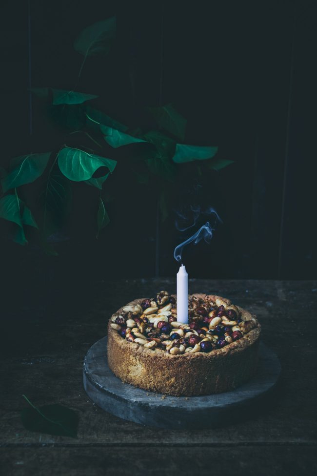 „Knusper, knusper…knack…“ zumindest ist dieser Kuchen für heimliches Naschen nicht geeignet. Die gerösteten Nüsse werden dich sofort verraten. Innen wartet eine herrliche Apfelfüllung auf dich. Apfelkuchen mal anders.