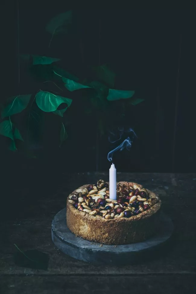 „Knusper, knusper…knack…“ zumindest ist dieser Kuchen für heimliches Naschen nicht geeignet. Die gerösteten Nüsse werden dich sofort verraten. Innen wartet eine herrliche Apfelfüllung auf dich. Apfelkuchen mal anders.