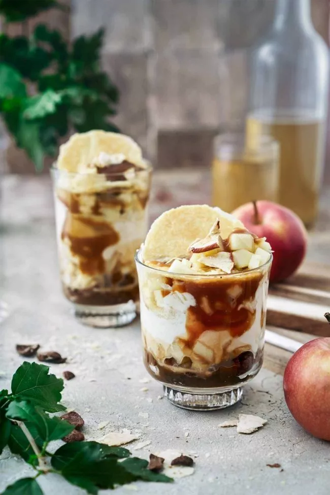 Hier kommt ein schon fast herbstliches Dessert. Jede Schicht dieses Desserts ist mit minimalem Aufwand hergestellt. Zwischen den Schichten findest du eine kleine knusprige Blätterteigschicht, welche an Mille-feuilles erinnert. Dazu eine leichte Karamell-Mousse und gewürfelte, rohe Äpfel für einen säuerlichen, fruchtigen Biss. Zusammen schaffen alle Komponenten ein tolles Dessert voller Texturen und Aromen.