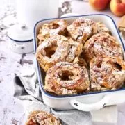 Mehr Apfel geht nicht im Kuchen. Apfelhälften umwickelt mit Hefeteig. Und deine Lieblingsmarmelade (in meinem Fall Erdbeermarmelade) wird mitgebacken und gibt dem Kuchen eine schöne weiche klebrige Konsistenz. Die kleinen Apfelhälften stehen inklusive Backzeit in 60 Minuten auf dem Tisch. Greift zu.