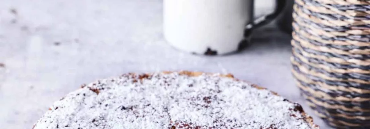 Mit diesem Kuchen habe ich gestern den WOW-Effekt erzielt, denn der scheinbar schlichte Apfelkuchen ist prall gefüllt mit einer leckeren Mandel-Vanillecreme.