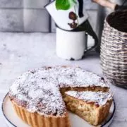 Mit diesem Kuchen habe ich gestern den WOW-Effekt erzielt, denn der scheinbar schlichte Apfelkuchen ist prall gefüllt mit einer leckeren Mandel-Vanillecreme.