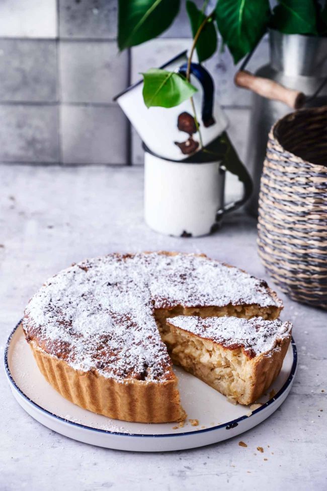 Mit diesem Kuchen habe ich gestern den WOW-Effekt erzielt, denn der scheinbar schlichte Apfelkuchen ist prall gefüllt mit einer leckeren Mandel-Vanillecreme.