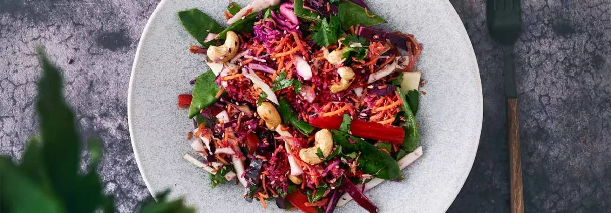 Bunt, knackig und gesund. Ach ja… und lecker natürlich. Das liegt an seinen süßen und gleichzeitig herzhaften Geschmack. Der farbenfrohe Salat steht in 30 Minuten auf dem Tisch und lässt sich problemlos einen Tag vorher zubereiten.