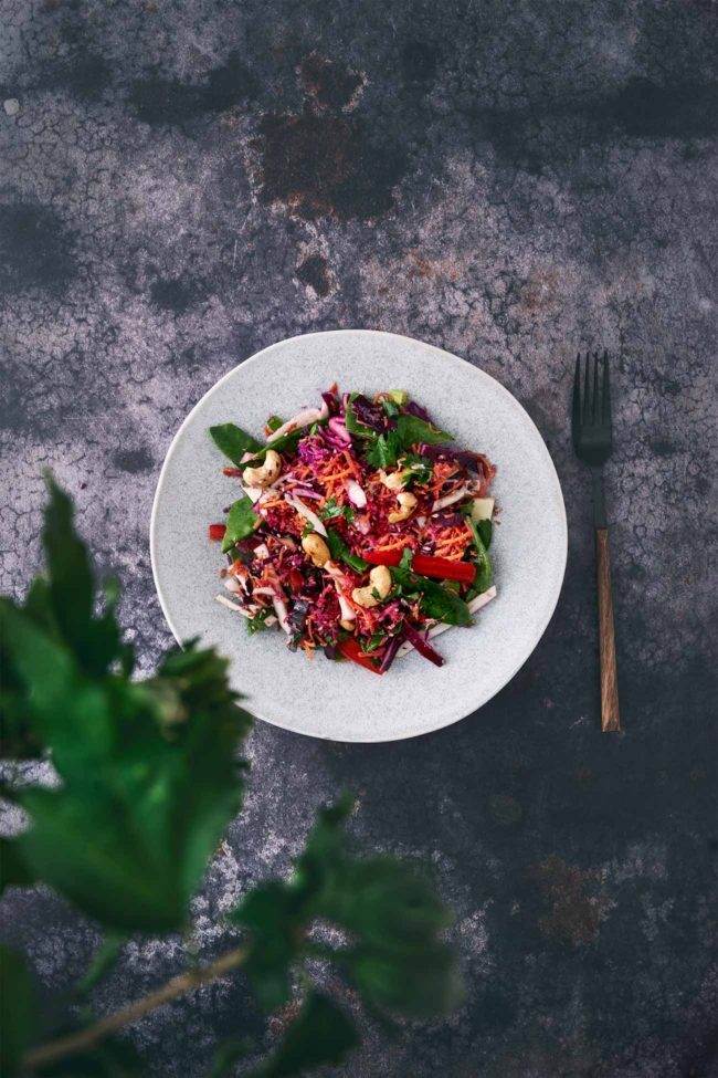 Bunt, knackig und gesund. Ach ja… und lecker natürlich. Das liegt an seinen süßen und gleichzeitig herzhaften Geschmack. Der farbenfrohe Salat steht in 30 Minuten auf dem Tisch und lässt sich problemlos einen Tag vorher zubereiten.