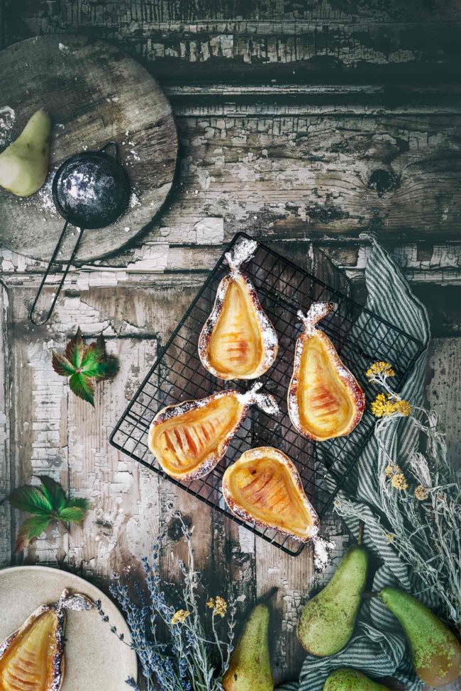 Schnell, einfach und lecker. Genau so! Diese 2 Worte umschreiben einfach diese ganze Köstlichkeit, die mir am besten noch lauwarm schmeckt (am besten noch mit frischer Sahne). Birnen-Vorlagen zum Ausschneiden finden ihr im Netz. Da ich so ein Grobmotoriker bin, habe ich mir einen Apfel-, Birnen- und Bananenausstecher gekauft.