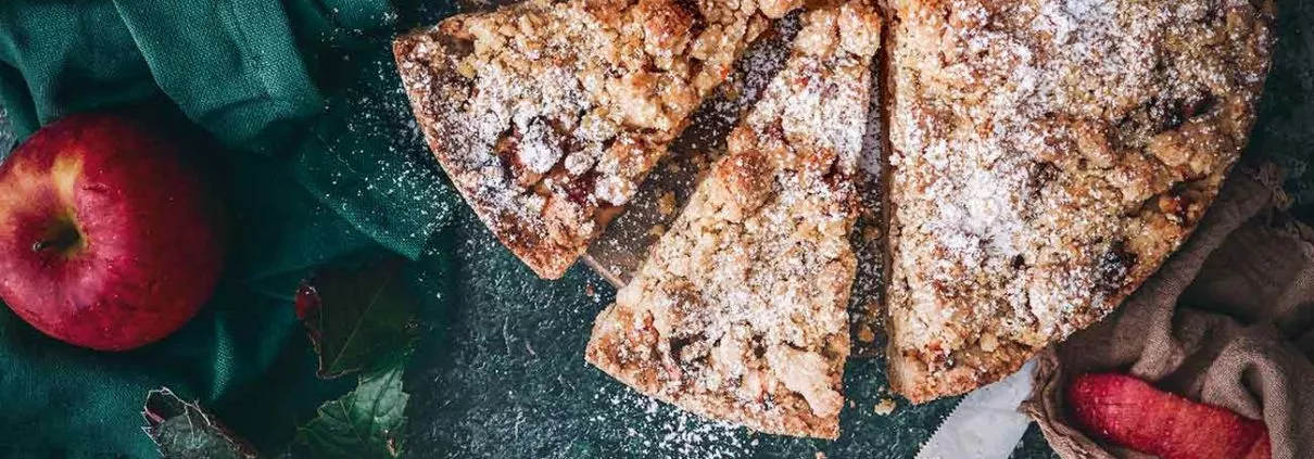Kann ein Kuchen Wärme schenken? Ja! Wenn ein Kuchen den Herbstanfang am Freitag einläuten kann, dann dieser. Vollgepackt mit saftigen Apfelwürfeln und wärmenden Gewürzen. Und ich liebe einfach diesen Duft, der schon ein ganz klein wenig nach Weihnachten riecht.
