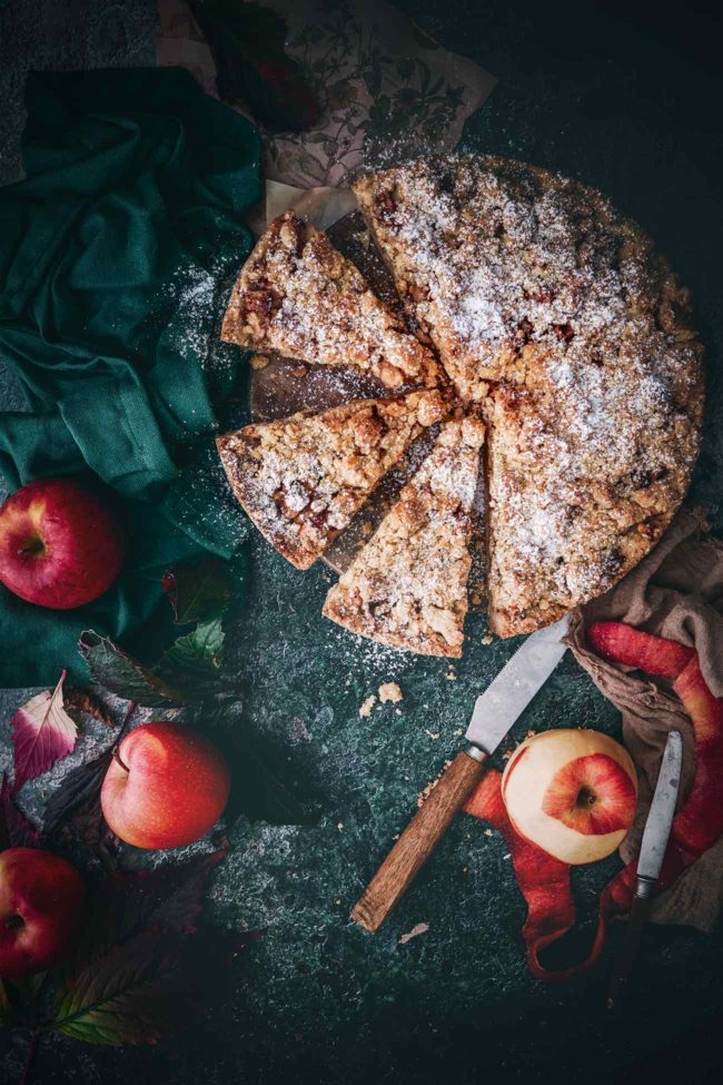 Kann ein Kuchen Wärme schenken? Ja! Wenn ein Kuchen den Herbstanfang am Freitag einläuten kann, dann dieser. Vollgepackt mit saftigen Apfelwürfeln und wärmenden Gewürzen. Und ich liebe einfach diesen Duft, der schon ein ganz klein wenig nach Weihnachten riecht.