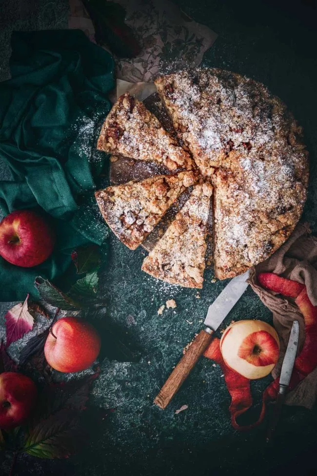 Kann ein Kuchen Wärme schenken? Ja! Wenn ein Kuchen den Herbstanfang am Freitag einläuten kann, dann dieser. Vollgepackt mit saftigen Apfelwürfeln und wärmenden Gewürzen. Und ich liebe einfach diesen Duft, der schon ein ganz klein wenig nach Weihnachten riecht.