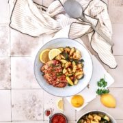 Hähnchenbrust mit sautierter Zitronen-Zucchini Für 4 Portionen 1 EL Paprikapulver 2 TL gemahlener Kümmel 60 ml Hühnerbrühe 60 ml Zitronensaft ½ TL gemahlenes Zwiebelpulver 2 TL Oregano 8 Knoblauchzehen, gehackt ½ TL Chiliflocken 60 ml Olivenöl Salz Pfeffer Sonnenblumenöl 1,2 kg Hähnchenbrust 5 Zucchini, gewürfelt 2 Bio-Zitronen, in Scheiben geschnitten und in geviertelt 1 Bio-Zitrone, in Scheiben geschnitten ½ Bund Petersilie, gehackt Paprika, Kreuzkümmel, Hühnerbrühe, Zitronensaft, Zwiebelpulver, Oregano, Knoblauch, Chiliflocken und Olivenöl in einer Schüssel vermengen und mit Salz und Pfeffer würzen. Hähnchenbrust von allen Seiten mit der Marinade bestreichen, dann ganz in die Marinade geben und mindestens 30 Minuten im Kühlschrank zugedeckt ziehen lassen. Etwas Sonnenblumenöl in einer Pfanne bei mittlerer Hitze erhitzen, die Hähnchenbrust aus der Marinade nehmen und von beiden Seiten ca. 15 Minuten braten. Hähnchenbrust auf einen Teller geben und warm halten. Zucchini in dieselbe Pfanne geben und mit Salz, Pfeffer und roten Chiliflocken würzen, bei Bedarf etwas Öl hinzufügen. Zucchini für 3 Minuten bei mittlerer Hitze sautieren, dann etwas Marinade und die Zitronenviertel zugeben. Unter Rühren 3-4 Minuten köcheln lassen. Zucchini mit in Scheiben geschnittener Hähnchenbrust auf Teller verteilen und mit der gehackten Petersilie und Zitronenscheiben servieren.