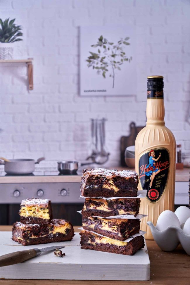 Wie muss ein Brownie sein? Genau! Schokoladig, mit einer leichten Kruste und innen schön feucht. Erledigt. Kann man das noch toppen? Aber auf jeden Fall. Mit einem Swirl Eierlikör Cheesecake. Ich kann euch sagen, mit diesen Brownies gewinnt ihr jeden Brownie-Backwettbewerb (falls ihr jemals an einem teilnehmen werdet). Und was macht sie so perfekt? Die Eggnog-Cheesecake Füllung bekommt einen sanften, runden Geschmack durch meinen Lieblings-Eierlikör von Hula Hoop. Müsst ihr aber auch unbedingt pur probieren.