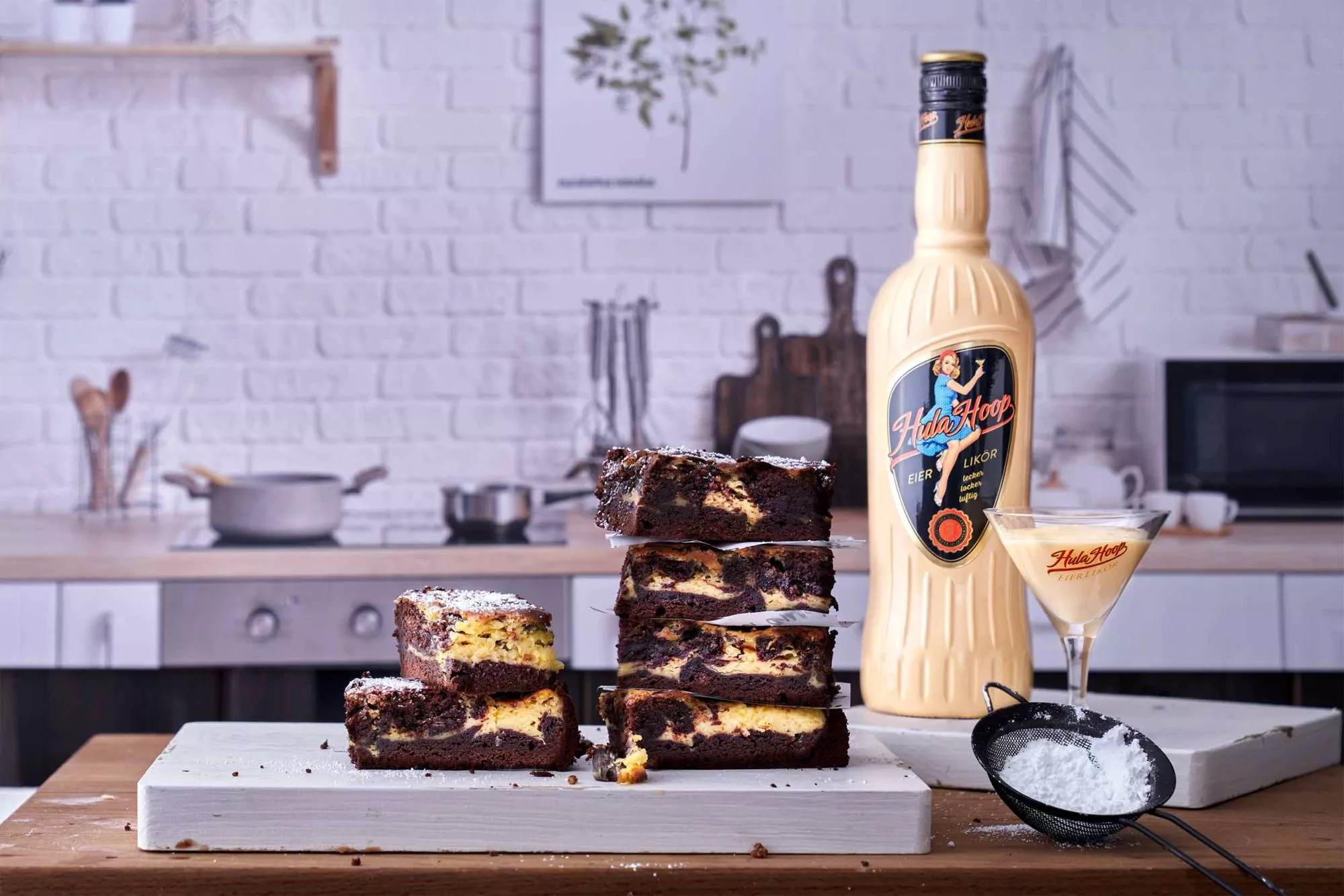 Wie muss ein Brownie sein? Genau! Schokoladig, mit einer leichten Kruste und innen schön feucht. Erledigt. Kann man das noch toppen? Aber auf jeden Fall. Mit einem Swirl Eierlikör Cheesecake. Ich kann euch sagen, mit diesen Brownies gewinnt ihr jeden Brownie-Backwettbewerb (falls ihr jemals an einem teilnehmen werdet). Und was macht sie so perfekt? Die Eggnog-Cheesecake Füllung bekommt einen sanften, runden Geschmack durch meinen Lieblings-Eierlikör von Hula Hoop. Müsst ihr aber auch unbedingt pur probieren. 
