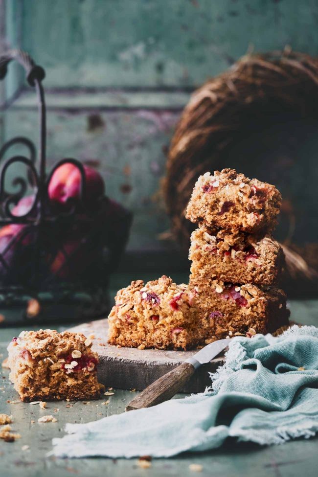 Ich freue mich schon den ganzen Tag auf den Kuchen, den ich erst gestern gebacken habe. Schon beim Backen roch es im Haus nach warmen Aromen. An diese erinnerte ich mich heute Nacht, als ich kurz wach wurde und es so kalt war, dass ich mir am liebsten eine Wärmeflasche und ein Stück Kuchen geholt hätte. Aber die tibetanischen Klangschalen, die ich mir dann auf Spotify reingezogen habe, haben mich samt Hunden innerhalb von 5 Minuten wieder einschlafen lassen. Den Kuchen habe ich aber nicht vergessen.