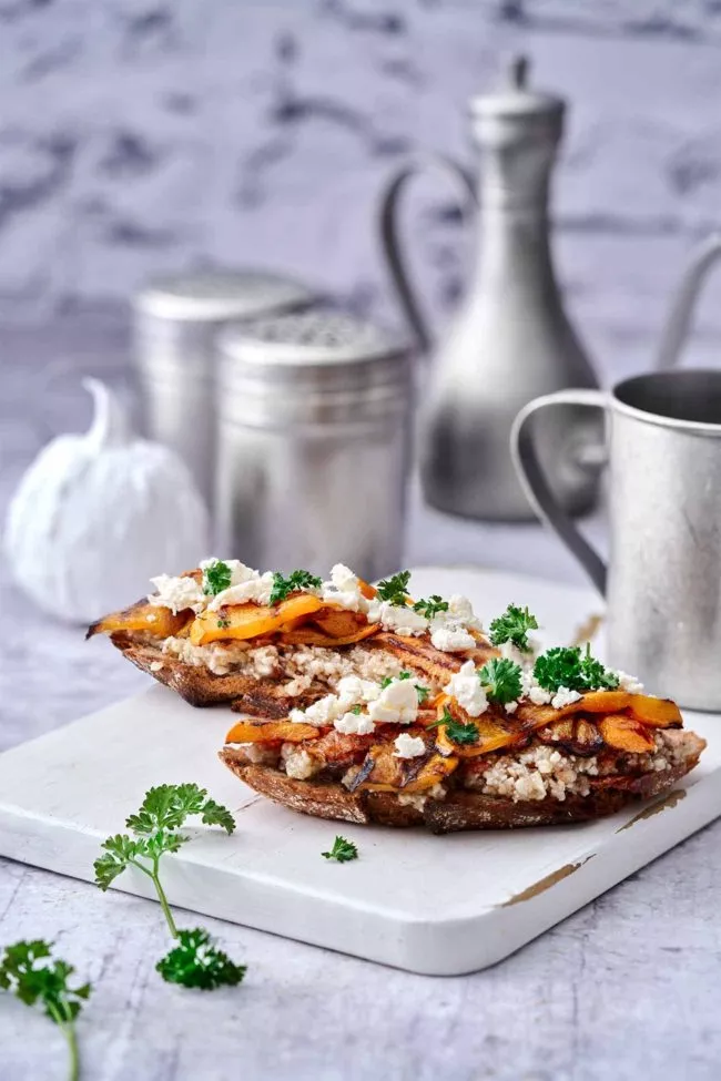 Herbst-Bruschetta! So sollte ich es nennen. Sobald das erste Kürbisrezept erscheint, bin ich offiziell im Herbstmodus. Und könnte die Kürbiszeit besser starten? Ich meine, das ist ja nicht nur einfach ein belegtes Brot, sondern echt eine kulinarische Offenbarung (ich muss bei dieser Beschreibung schon selbst lachen, aber ich habe nach einem Synonym für das gruselige Wort Gaumenschmaus gesucht und „kulinarische Offenbarung“ wurde mir vorgeschlagen. Herrlich. Aber es ist, was es ist: einfach lecker.