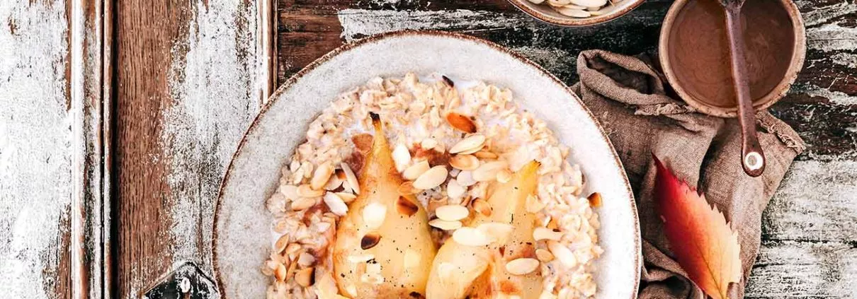 Wie mögt ihr euer Porridge? Ich mag es am liebsten noch warm mit genussvollen Toppings. Je nach Jahreszeit spiele ich gern mit regionalem Obst. Dieses Jahr kommt Birne aufs Porridge, mit einer kräftigen Vanillenote. Könnt ihr euch den Duft vorstellen? Lauwarmes Porridge mit gekochten Birnen in Vanillesirup, dazu etwas Mandelbutter und geröstete Mandelblättchen. Alleine der Geruch ist ein Traum. Und obendrauf kommt noch etwas Vanille extra, denn das geht jetzt leichter als je zuvor: mit der Dr. Oetker Gourmet Vanille Mühle ist selbst eine kleine Menge dosierbar. Ganze vier Vanilleschoten in der Mühle können so nach Bedarf frisch gemahlen werden. Und der Clou? Die Gourmet Mühle hat sogar ein verstellbares Mahlwerk. Ist das toll? JA!