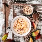 Wie mögt ihr euer Porridge? Ich mag es am liebsten noch warm mit genussvollen Toppings. Je nach Jahreszeit spiele ich gern mit regionalem Obst. Dieses Jahr kommt Birne aufs Porridge, mit einer kräftigen Vanillenote. Könnt ihr euch den Duft vorstellen? Lauwarmes Porridge mit gekochten Birnen in Vanillesirup, dazu etwas Mandelbutter und geröstete Mandelblättchen. Alleine der Geruch ist ein Traum. Und obendrauf kommt noch etwas Vanille extra, denn das geht jetzt leichter als je zuvor: mit der Dr. Oetker Gourmet Vanille Mühle ist selbst eine kleine Menge dosierbar. Ganze vier Vanilleschoten in der Mühle können so nach Bedarf frisch gemahlen werden. Und der Clou? Die Gourmet Mühle hat sogar ein verstellbares Mahlwerk. Ist das toll? JA!