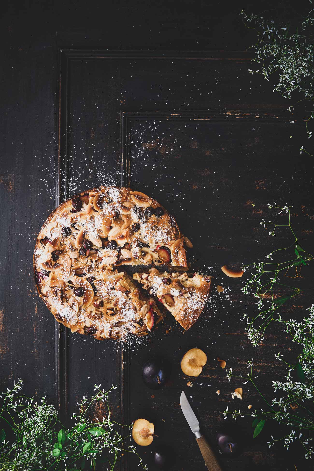 Saftige Pflaumen, ein leichter Hauch von Kokos und ein knackiges Nusstopping.  Du musst kein erfahrener Bäcker/keine erfahrene Bäckerin sein, um diesen köstlich einfachen Pflaumenkuchen zu backen. Durch seinen rustikalen Look bekommt der Kuchen sein umwerfendes Aussehen, mit nur minimalem Aufwand. 