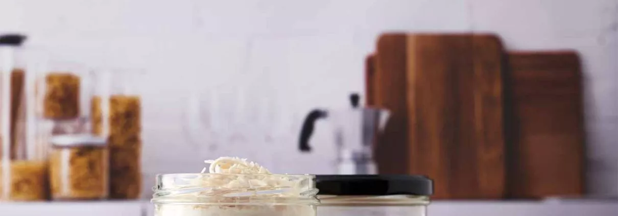 Ja, ich würde sagen, dass dieses Dessert ziemlich unspektakulär aussieht. Aber… (und jetzt in Gedanken alle Superlativen des Geschmacks aufsagen) …er ist superlecker und supereasy. Den richtigen Kick bekommt der Pudding durch Mascarpone und geschmolzene weiße Schokolade. Müsst ihr probieren.