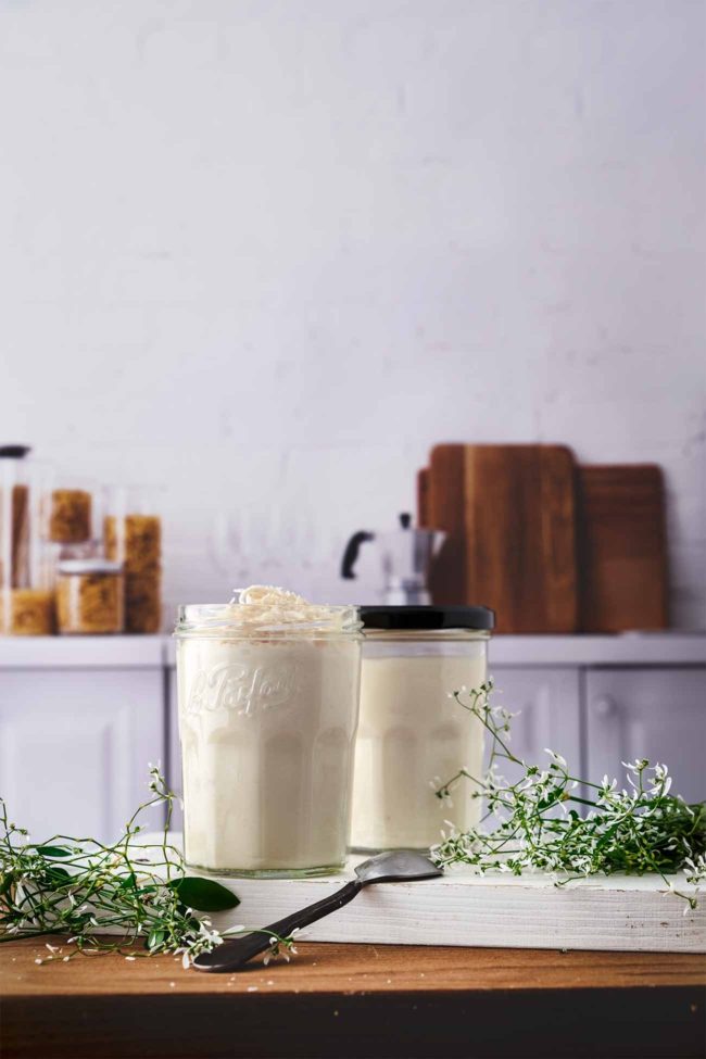 Ja, ich würde sagen, dass dieses Dessert ziemlich unspektakulär aussieht. Aber… (und jetzt in Gedanken alle Superlativen des Geschmacks aufsagen) …er ist superlecker und supereasy. Den richtigen Kick bekommt der Pudding durch Mascarpone und geschmolzene weiße Schokolade. Müsst ihr probieren.