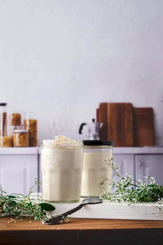 Ja, ich würde sagen, dass dieses Dessert ziemlich unspektakulär aussieht. Aber… (und jetzt in Gedanken alle Superlativen des Geschmacks aufsagen) …er ist superlecker und supereasy. Den richtigen Kick bekommt der Pudding durch Mascarpone und geschmolzene weiße Schokolade. Müsst ihr probieren.
