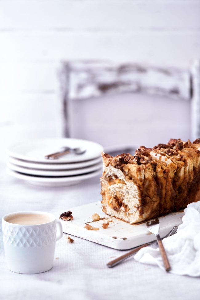 Knackige Walnüsse, fruchtige Apfelwürfel, süßes Karamell und eine leichte Kaffeenote. Wer einmal ein Stück von diesem Zupfbrot gekostet hat, wird sich nicht nur die klebrigen Finger ablecken, sondern wird einfach nicht genug davon bekommen. Das Karamell wird mitgebacken und verleiht dem Hefeteig so eine feuchte Konsistenz, die einfach unschlagbar ist. Aufgrund der Süße des Karamells darf die Kaffeenote ruhig etwas kräftiger sein. Ich verwende dazu die Bohnen der Jacobs Barista Editions Crema Intense mit ihren dunklen Röstaromen und einer leichten Karamellnote.