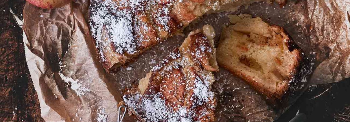 Wer hat die meisten Äpfel im Kuchen? Ich! Dieser feuchte Apfelkuchen ist innen schön weich und richtig intensiv im Geschmack. Mit Zimt und Vanille. Damit er schön hoch werden kann, habe ich ihm 3 Schichten verpasst und ihn in eine 9 cm hohe (23 cm Durchmesser) Springform gebacken. Du kannst ihn aber auch gut in eine große Kastenform backen.