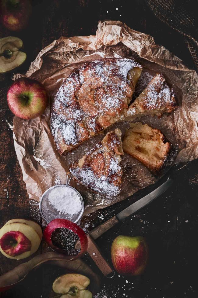 Wer hat die meisten Äpfel im Kuchen? Ich! Dieser feuchte Apfelkuchen ist innen schön weich und richtig intensiv im Geschmack. Mit Zimt und Vanille. Damit er schön hoch werden kann, habe ich ihm 3 Schichten verpasst und ihn in eine 9 cm hohe (23 cm Durchmesser) Springform gebacken. Du kannst ihn aber auch gut in eine große Kastenform backen.