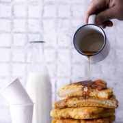 Wer Pumpkin Spice liebt, wird sich diese „French Toast“ nicht entgehen lassen. Das Toast versinkt in einer dicken Teigschicht aus Kürbis und herbstlichen Gewürzen. Und es macht so einen Spaß beim Ausbacken zuzusehen, wie dick sie werden.