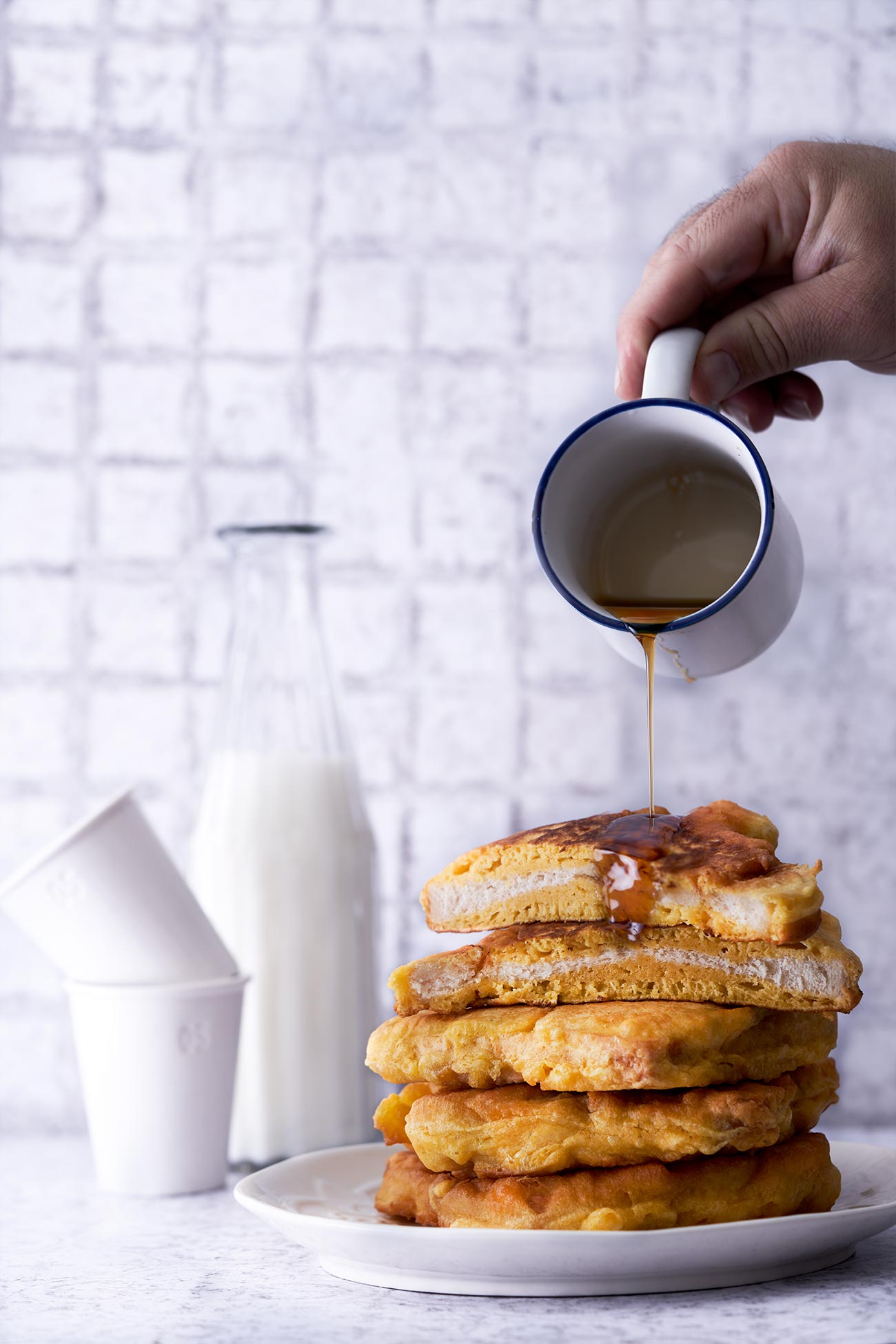 Wer Pumpkin Spice liebt, wird sich diese „French Toast“ nicht entgehen lassen. Das Toast versinkt in einer dicken Teigschicht aus Kürbis und herbstlichen Gewürzen. Und es macht so einen Spaß beim Ausbacken zuzusehen, wie dick sie werden. 