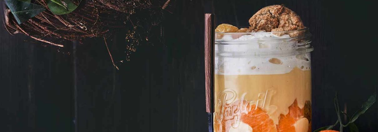 Clementinen-Pudding Clementine Pudding Wenn ich die ersten Clementinen rieche, die einen leichte mediterranen und süß-säuerlichen Duft verströmen, hat für mich im Kopf die Adventszeit begonnen. Ist so. Und ehrlich jetzt, so langsam kann man anfangen sich über das Weihnachts-Dessert Gedanken zu machen. Und hübsch ist es auch noch. 4 Portionen 2 EL Speisestärke 450 ml Mandeldrink 100 ml Clementinensaft 6 Eigelb 200 g Zucker 4 Clementinen 100 g Haferkekse 200 g Sahne 1 EL Puderzucker Abgeriebene Schale 1 Clementine Speisestärke mit 50 ml Mandeldrink und den Eigelben verrühren. Restlicher Mandeldrink mit Clementinensaft und Zucker in einen Topf geben und verrühren. Unter Rühren langsam erhitzen, die Eigelbmasse mit einem Schneebesen unterrühren, dann langsam unter Rühren 4-5 Minuten bei mittlerer Hitze andicken lassen. Vom Herd nehmen und Clementinenschale unterrühren. Haferkekse zerbröseln und auf 4 Gläser aufteilen. Clementinen schälen und in Scheiben schneiden. Clementinenscheiben an die Wände der Gläser drücken. Gläser mit der Puddingcreme füllen und auskühlen lassen. Vor dem Servieren die Sahne mit dem Puderzucker steif schlagen. Sahne auf die Gläser verteilen. TIPP: ein paar Tropfen gelbe Lebensmittelfarbe unter den Pudding rühren. .